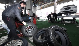 [포토뉴스]스노타이어 교체 분주