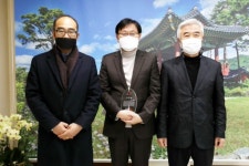 [포토뉴스]강원일보사 박영호 주무관에 감사패 전달