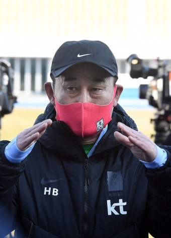 [포토뉴스]기자회견하는 김학범 대한민국 남자 올림픽 축구 대표팀 감독