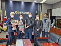 [포토뉴스]강릉축산농협에 상호금융예수금 3천억 달성탑