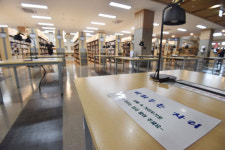 [포토뉴스]춘천시립공공도서관 방문 대출 서비스 재개… 좌석 이용 불가