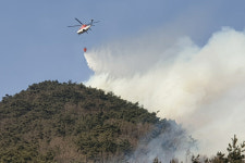 [2보]정선군 북평면 장열리서 산불…헬기 12대 투입 3시간 만에 진화
