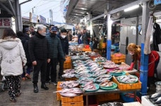 [포토뉴스]김양호 삼척시장 수산물 번개시장 방문