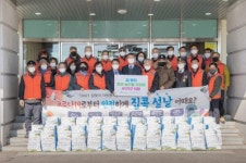 [포토뉴스]참전용사·소외계층 농산물 꾸러미 전달