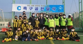 [포토뉴스]한국여자축구연맹 축구공 전달
