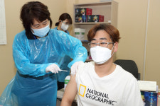 강릉 코로나19 백신 첫 접종자 강릉연세요양병원 유현동 원무과장