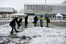 [포토뉴스]속초시청 직원 속초시외버스터미널서 제설작업