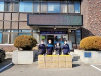 [포토뉴스]평화의댐지사 산천어 통조림 세트 전달