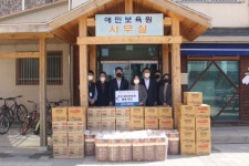 [포토뉴스]춘천시체육회 애민보육원에 생필품 전달