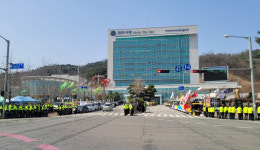 민노총 이어 한노총까지 2,000여명 쪼개기 집회…원주시청 앞 양대 노조 대립