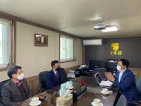 [포토뉴스]이상천 강원중기청장 홍천 산돌식품 방문