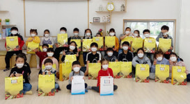 [포토뉴스]영월산업진흥원 어린이날 선물 전달