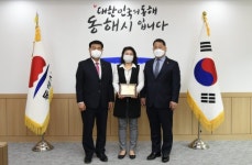 [포토뉴스]동해 추암횟집대게 박태권 대표 부부에 감사패