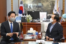 [포토뉴스]민주당 김두관 의원 강원일보사 방문