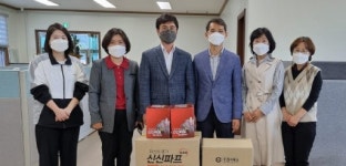 [포토뉴스]이건약품 경로당지원센터 파스 전달