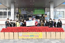 [포토뉴스]아라리 종합상사 과자 꾸러미 기탁
