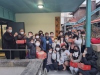 [춘천]아이들이 만든 케이크 경로당에 전달