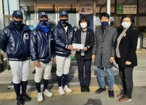 [포토뉴스]강릉고 야구부 초당동주민센터에 성금 기부