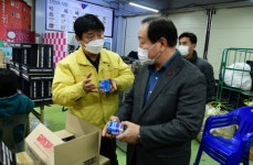 [포토뉴스]한기호 의원 산천어가공식품 포장현장 방문