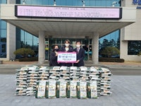 [포토뉴스]롯데리아·메가커피 주문진점 쌀 전달