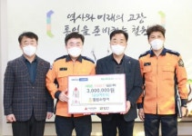 [포토뉴스]철원소방서 직원들 사랑의 성금