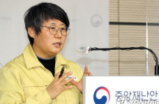 정부 코로나19 출구 찾는 초입에 들어선 셈…잘 넘기면 일상회복