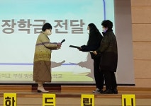 춘천여성민우회 ‘늦깎이 학우 응원 장학금 전달