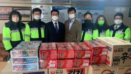[포토뉴스]강원일보 태백지사 라면 전달
