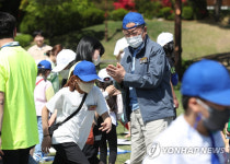 문 대통령 마스크 벗고 평창 도성초 어린이들과 약속 지킬 수 있게 돼 기뻐