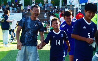 [포토뉴스]선수 격려하는 손웅정 손축구아카데미 감독과 손흥윤 코치
