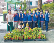 [포토뉴스]후평1동 바르게살기위원회 꽃심기 봉사