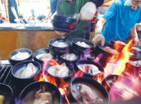 [포토뉴스]뜨끈한 삼계탕 한 그릇으로 ‘복달임’