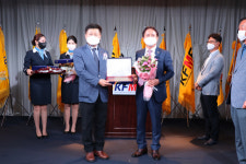 소상공인연합회, 춘천 MS홀딩스에  감사패