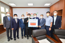 [포토뉴스]속초중앙교회 창립 70주년 애향장학금 1,000만원 전달