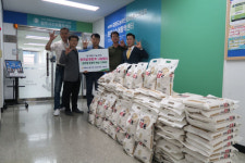 [포토뉴스]농협은행 원주지점·다솔회 쌀 나눔