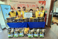 [포토뉴스]춘고총동창회 선진회, 추석 맞아 춘천효자종합사회복지관에 햅쌀 30포 전달