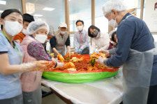 [포토뉴스]원주보훈요양원 국가유공자 김장김치 나눔 행사