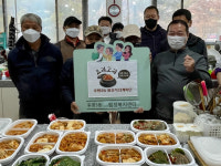 [포토뉴스]후평3동 어르신들에 반찬 전달