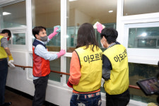 김진태 지사·도청 직원들, 고성 장애인거주시설 봉사활동