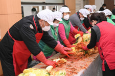[포토뉴스]삼척 근덕 지역사회보장협의체·새마을부녀회 김장 봉사