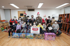 [포토뉴스]21사단 공병대대 문구 전달