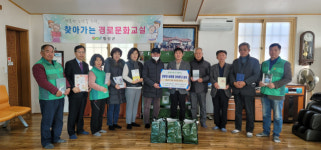 [포토뉴스]횡성새마을 간이문고 전달