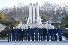 [포토뉴스]원주시 충렬사·현충탑 참배로 2023 새해 업무 개시