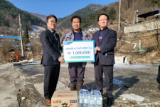 [포토뉴스]강원농협 농촌사랑회, 화재피해농가 기금 전달
