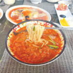 풀만 먹고 어떻게 버티냐고요? 식물성 햄버거·짬뽕 다 있어요