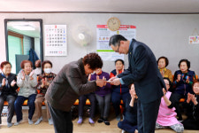 [포토뉴스]태백 협심 부녀 경로당, 튀르키예 지진 피해 성금 50만원 기탁