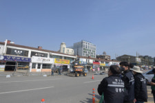 강릉시, 경포 진안상가 안전펜스 설치 시작…일부 주민 반발