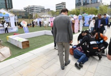 춘천시청 행사장서 종이박스 시설물 쓰러져…70대 부상