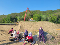 마을 한가운데 축사 신축, 주민들 집단 반발