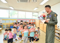 [포토뉴스]공군 제18전투비행단장 어린이날 맞아 영내 어린이집 방문